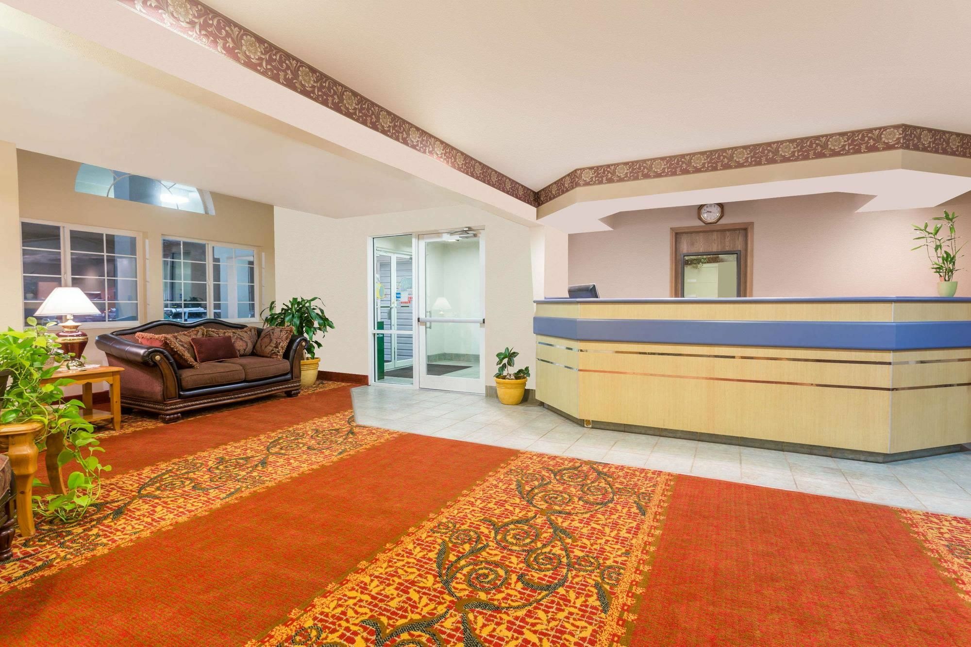 Hotel Boarders & By Cobblestone - Brush